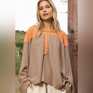 POL Long Sleeve Henley Neck Knit Sweater Top in Mocha Size Large